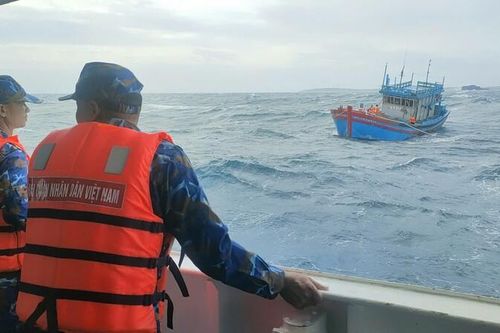 Tàu 417 Vùng 4 Hải quân lai kéo tàu cá bị hỏng máy về cảng Phú Quý