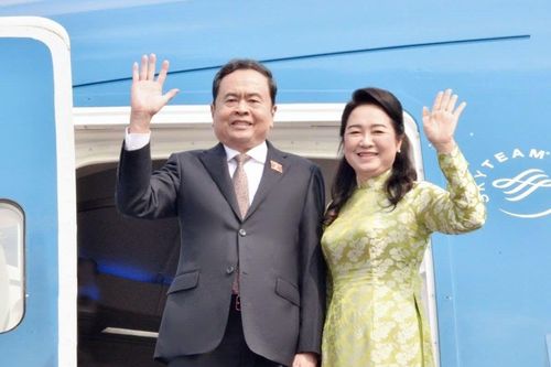 Chủ tịch Quốc hội và Phu nhân cùng Đoàn đại biểu cấp cao Quốc hội nước ta thăm chính thức Singapore