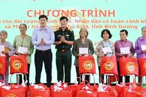 Những phần quà ấm tình quân dân