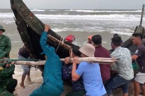 Đánh cá mùa biển động, 3 ngư dân Quảng Trị gặp nạn sóng đánh chìm ghe may mắn được cứu kịp thời