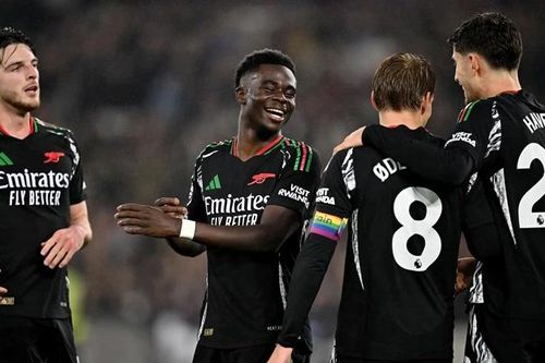 Saka tỏa sáng giúp Arsenal đè bẹp chủ nhà West Ham