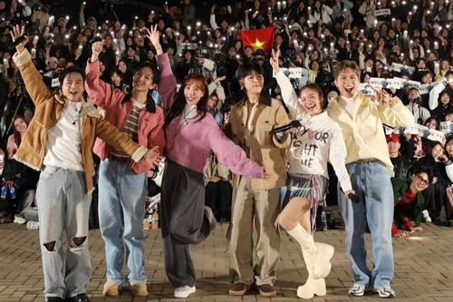 Sân khấu 'Xuân Hạ Thu Đông, rồi lại Xuân' hóa concert với 4.000 khán giả