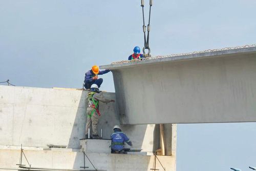 Thi công gác những dầm cầu đầu tiên tại dự án cầu Đại Ngãi 2