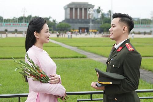 Hoa khôi bóng chuyền tung ảnh cưới, chú rể diện quân phục điển trai