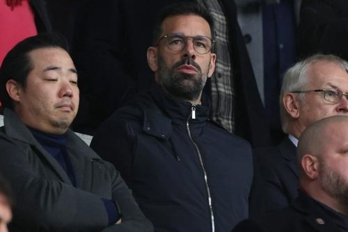Tân HLV Van Nistelrooy dự khán, Leicester thua tan tác