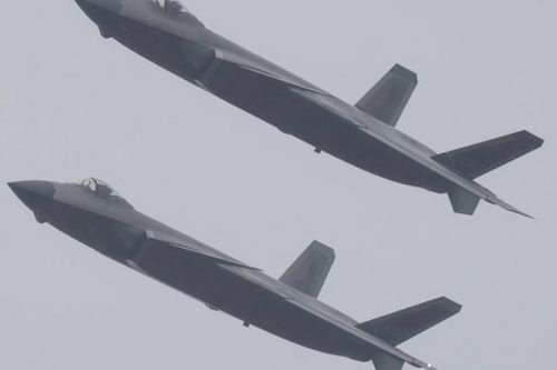 So sánh J-20 và F-22: Tiêm kích Trung Quốc thắng chiến đấu cơ Mỹ nhờ trang bị thêm UAV