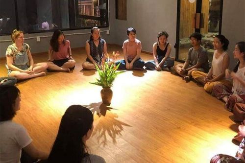 Cúi xuống thật gần…