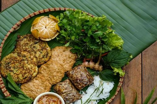 Những phản ứng 'bất ngờ' của khách nước ngoài lần đầu thưởng thức chả rươi