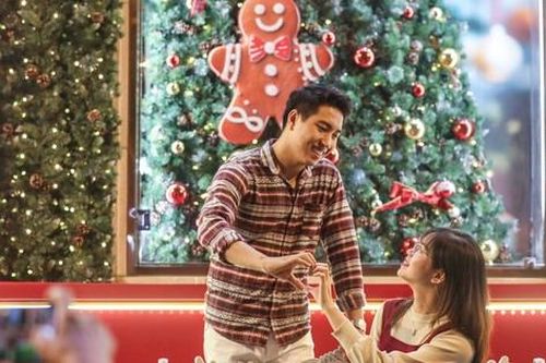 Không khí Noel đến sớm ngập tràn, giới trẻ TPHCM mê mẩn check-in