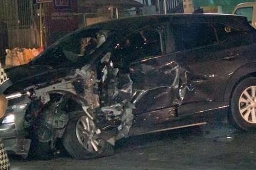 Xe tải lật nhào, taxi xoay ngang đường sau va chạm