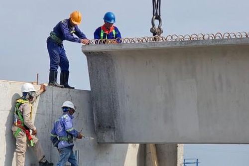 Cận cảnh lắp nhịp dầm đầu tiên cầu 8.000 tỷ bắc qua sông Hậu