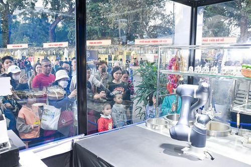 Du khách Hà Nội vây kín xem 'robot nấu phở' tại Lễ hội Văn hóa Ẩm thực
