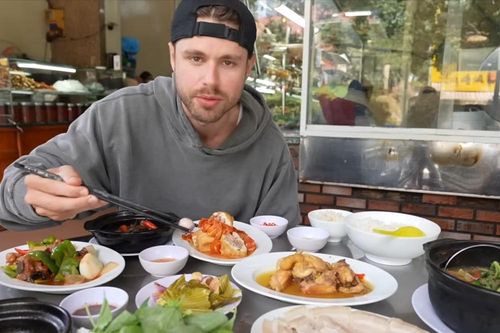 Khách Tây trở lại quán 'ruột', tiết lộ món 'tới Việt Nam không ăn hơi phí'