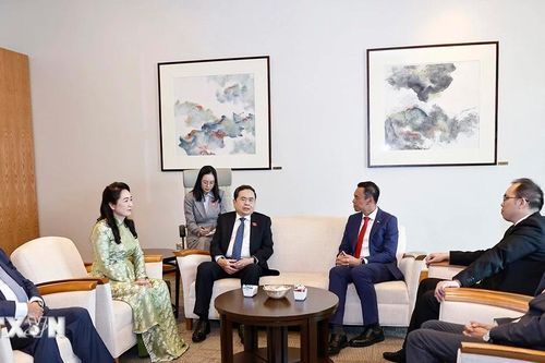 Chủ tịch Quốc hội Trần Thanh Mẫn và Phu nhân bắt đầu thăm chính thức Singapore