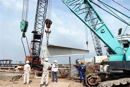 Gác nhịp dầm đầu tiên cầu Đại Ngãi 2 nối đôi bờ sông Hậu