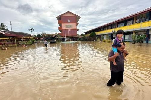Tấm lòng người cha trong cơn lũ lụt nghiêm trọng ở Malaysia