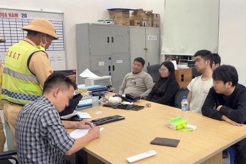 CSGT chặn xe chở 6 người nước ngoài nhập cảnh trái phép