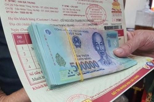Để dành 5 triệu đồng/tháng cho con đến năm 20 tuổi: Nên mua vàng hay gửi tiết kiệm?