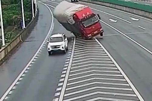Đột ngột chuyển làn trên cao tốc, ô tô con khiến xe tải lật nghiêng
