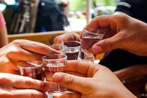 Bạn có biết vì sao phải 'cạn ly' khi uống rượu không?