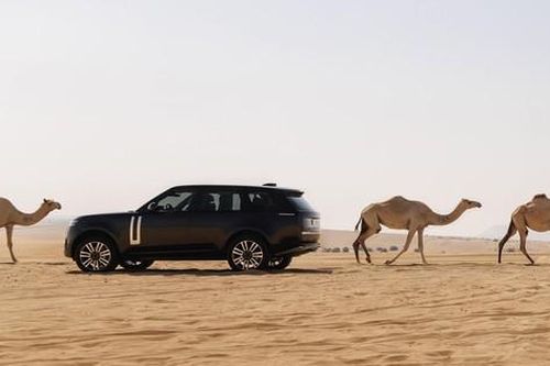 Ranger Rover thuần điện chạy thử nghiệm trên cát sa mạc