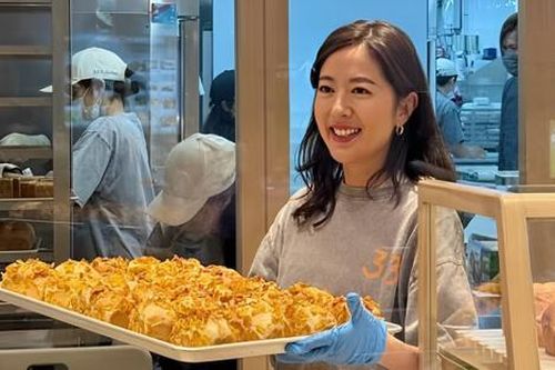 Nữ diễn viên nổi tiếng một thời bị bắt gặp đi bán bánh, diện mạo không son phấn gây sốc