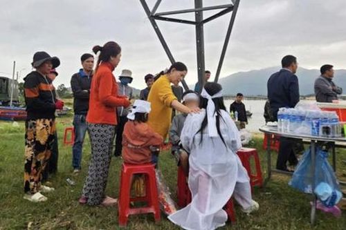 Đôi vợ chồng tử vong khi đi đánh cá để lại 4 người con ngơ ngác ngóng trông