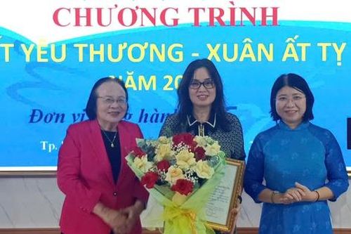 Mang 'Tết yêu thương' đến với bà con vùng xa
