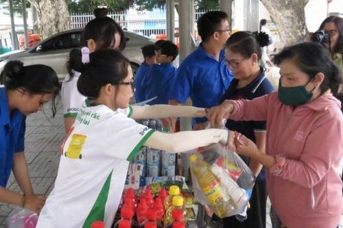 Vũng Tàu: LSP tặng 160 thùng rác tái chế và đổi quà lấy rác tại xã Long Sơn