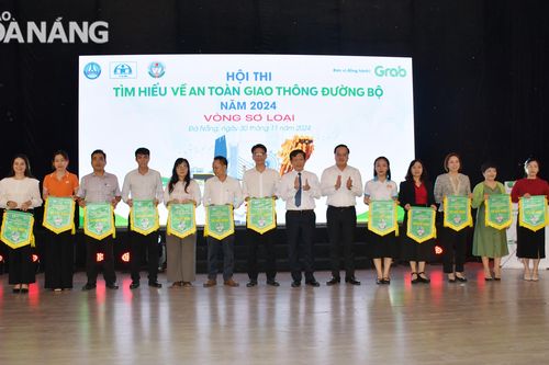 Sôi động hội thi học sinh với an toàn giao thông