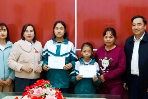 Trao hỗ trợ cho tiểu thương tái thiết kinh doanh và học bổng cho trẻ mồ côi bị ảnh hưởng bão số 3 tại huyện Bảo Yên