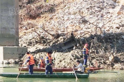 Thuê thợ lặn tìm kiếm một công nhân nghi mất tích trên sông Chảy