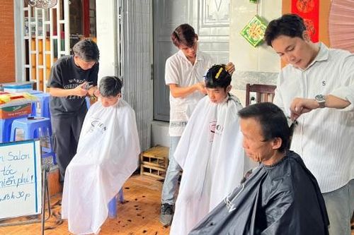Đức Trọng: Trao quà, cắt tóc miễn phí cho người dân có hoàn cảnh khó khăn