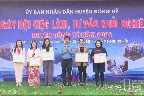 Gần 1.000 người tham gia Ngày hội việc làm và tư vấn khởi nghiệp