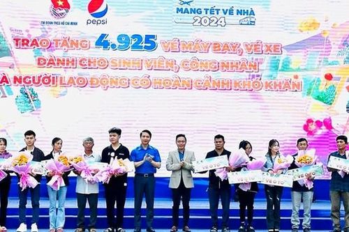 Chương trình 'Mang Tết về nhà' tặng hơn 5.000 vé máy bay, vé xe ô tô cho người khó khăn