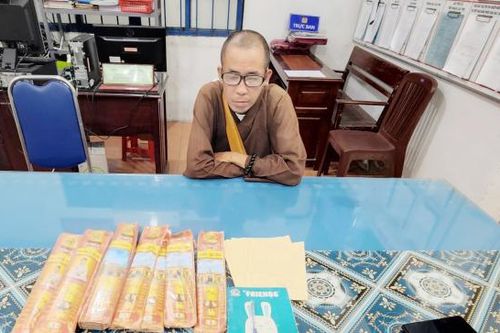 Giả sư đi bán nhang, kêu gọi từ thiện để trục lợi
