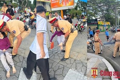CSGT giúp người bị ngã bất tỉnh trên đường vào viện cấp cứu kịp thời