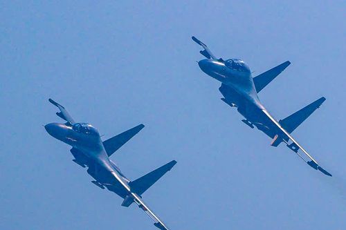 Chiêm ngưỡng 'hổ mang chúa' Su-30MK2 nhào lộn trên bầu trời Hà Nội