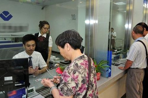 Nữ nhân viên ngân hàng ngăn cản không cho cụ bà rút 450 triệu đồng cho con trai: Hé lộ chiêu thức lừa đảo tinh vi