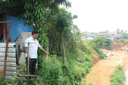 Bờ sông sạt lở, người dân lo lắng