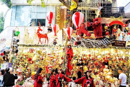 Người dân phố cổ kiếm tiền triệu mỗi ngày nhờ 'nặn' người tuyết dịp Noel