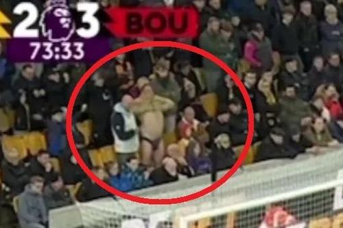 Cổ động viên lột đồ giữa trận ở Premier League