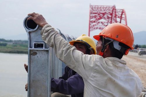 Dự án cầu vòm thép đầu tiên ở Quảng Ngãi khẩn trương về đích