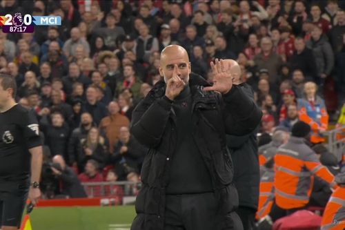 Pep Guardiola đáp trả cổ động viên Liverpool bằng hành động đầy phong cách
