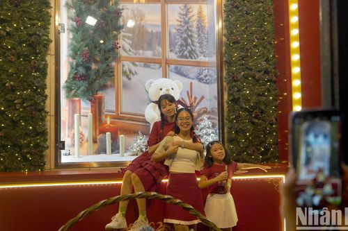 Giới trẻ Thành phố Hồ Chí Minh đua nhau 'check-in', tận hưởng không khí Noel sớm