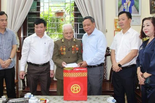 Hà Nội chi 567 tỷ đồng tặng hơn 1,1 triệu suất quà Tết cho đối tượng chính sách, hộ nghèo