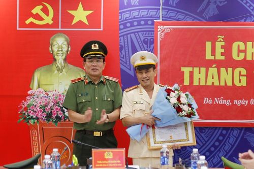 Trao Huy hiệu 30 năm tuổi Đảng cho đảng viên thuộc Công an TP Đà Nẵng