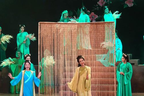 Công diễn vở kịch 'Dưới bóng giai nhân'