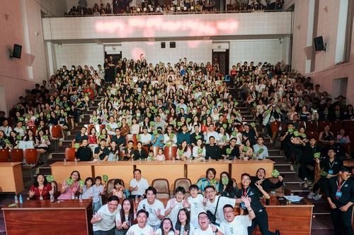 Võ Thanh Hòa quảng bá Kính vạn hoa đến các trường đại học