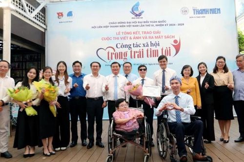 Báo Thanh Niên trao giải Cuộc thi viết và ảnh 'Công tác xã hội trong trái tim tôi'